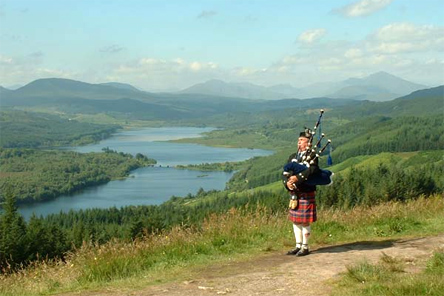 Scotland-Edinburgh-bagpipes